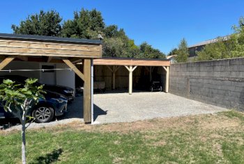 Carport accolé en bois